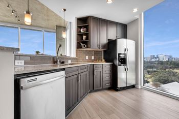 Allure at Hermann Park offers Ceiling to Floor Windows